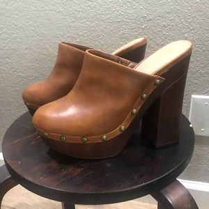 🌵BRAND NEW PLATFORM CLOGS🌵